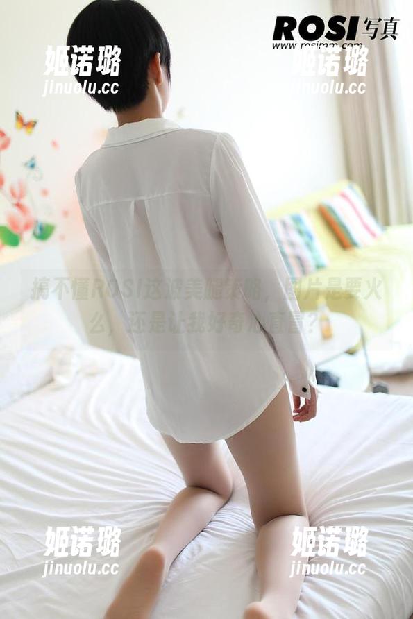 ROSI 搞不懂ROSI这波美腿策略,图片是要火么,还是让我好奇心直冒?