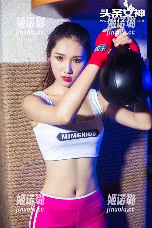 TouTiao头条女神-杨曼妮 TouTiao头条女神 - 原图大揭秘,杨曼妮的小女仆角色里其实藏了多少吃货情结