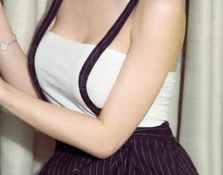 UGirls尤果网 - 和王语纯一起游泳，哦不，是在她的泳池写真图册里畅游，每一张都有可能被水溅到！