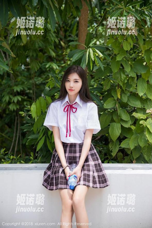 Xiuren秀人网-李丽莎 Xiuren秀人网 - 登陆李丽莎的浴室,看她是如何用定制拖鞋征服潮湿的地面!