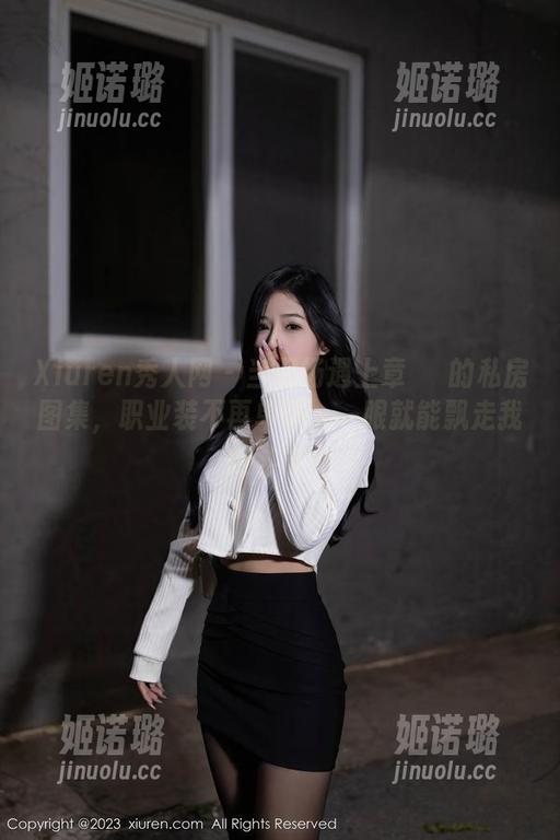 Xiuren秀人网-章芃芃 Xiuren秀人网 - 当职场遇上章芃芃的私房图集,职业装不再单调,一眼就能飘走我的斗志!