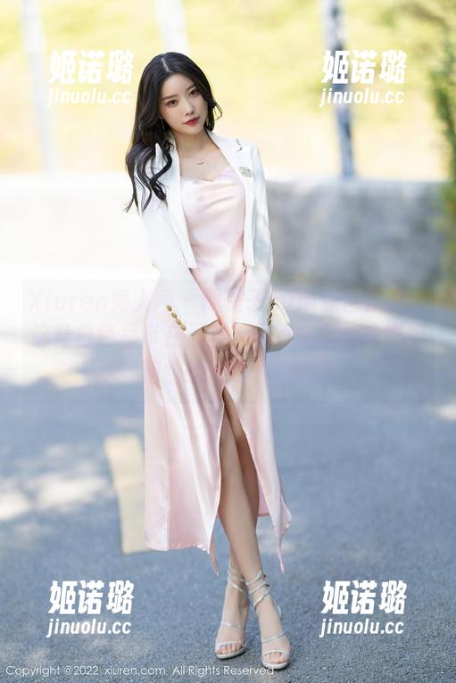 Xiuren秀人网-糯美子mini Xiuren秀人网 - 糯美子mini原图再现:这身白色吊带在三亚,居家女友状态也蛮绝,图包的大门为你敞开。