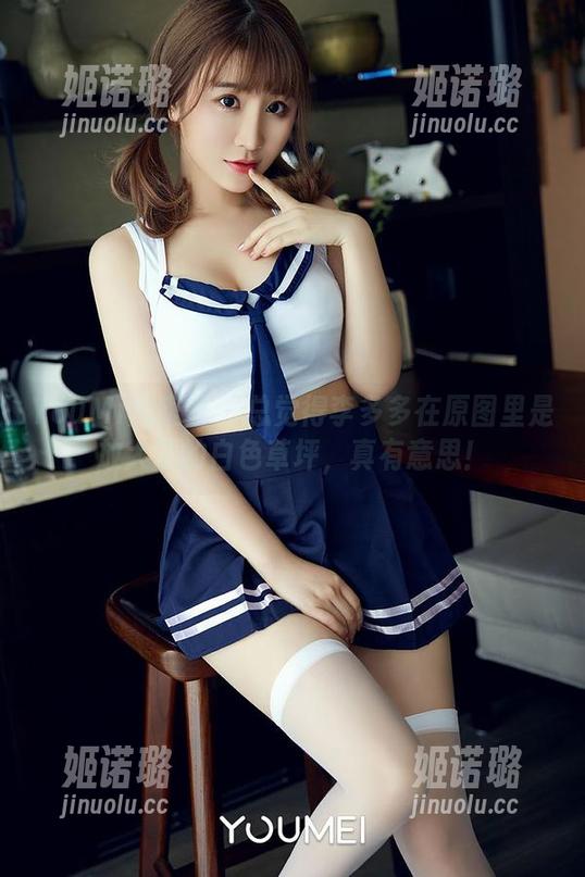 YouMi尤蜜荟-李多多 YouMi尤蜜荟 - 总觉得李多多在原图里是放大了的白色草坪,真有意思!