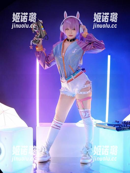 ZinieQ 不就是身穿泳装的鲨鲨歌姬?ZinieQ这图包和原图居然还挺赞!