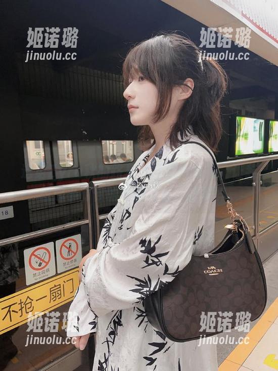 这组Zyra秋的路易九世旗袍作品，让我想起小时候的电影场景，好沉醉。