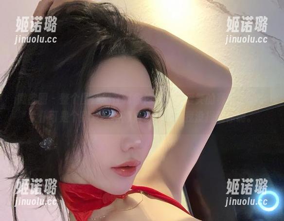 微密圈 - 整个图册都在对你传达：不爱笑的赛琳的奶牛女仆可是个别具一格的角色，别说我没提醒你啊。