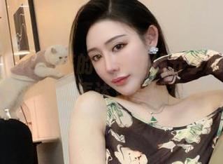 微密圈 - 不爱笑的赛琳在线分享她的海边写真，顺便花式表达对沙滩裙皱的无奈！
