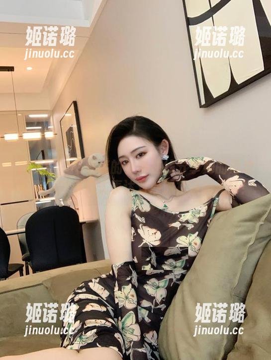 不爱笑的赛琳 微密圈 - 不爱笑的赛琳在线分享她的海边写真,顺便花式表达对沙滩裙皱的无奈!