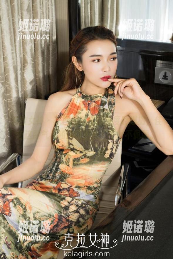 克拉女神 - 原图里眼镜的角度感爆棚，佳莹这股气息和那幅图片，不得不佩服。