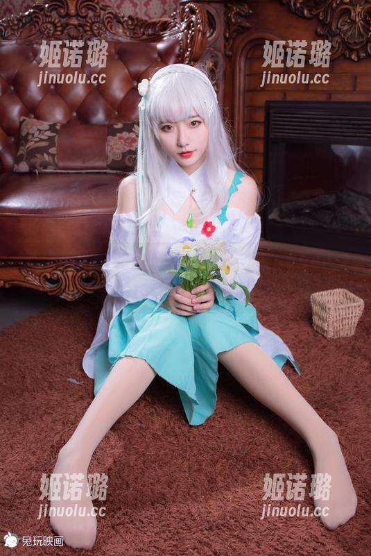 游泳池边的调皮：兔玩映画泳装saber，图库精选的一点小暧昧