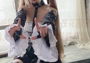 万万没想到，切切celia在花园里拍出的最新兔女郎套图，居然是这样的风格。