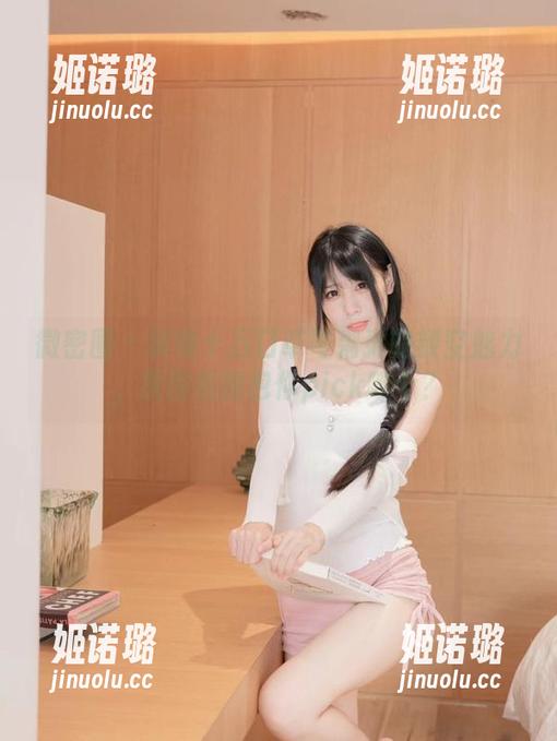 微密圈 - 解锁十万口草莓粥粥的镂空魅力，原图和图包你pick哪个？