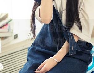 头条女神 - 一百分女孩的写真，艾小青真会玩，画风竟如此出奇。