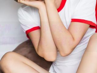 头条女神 - 精选莫小希女孩系列，像是散落的一片花瓣，未必有方向。