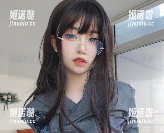 分享下女主K的透明cos，身材和风格都太让人琢磨不透了！