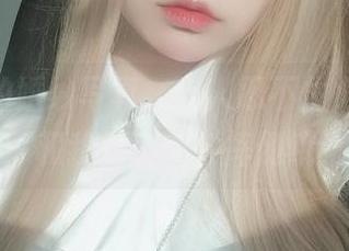 女主K的婚纱写真，让人忍不住小声感叹：和我走也许会摔倒哦！