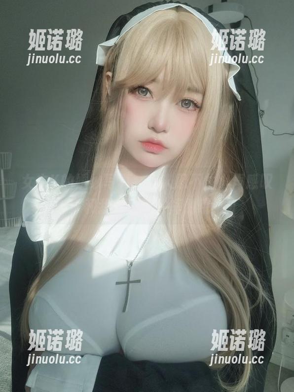 女主K的婚纱写真，让人忍不住小声感叹：和我走也许会摔倒哦！