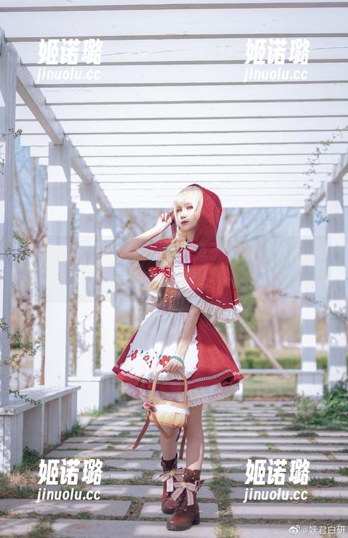 妖君白研 当妖君白研化身初音小兔子,写真分享挥洒无敌可爱。