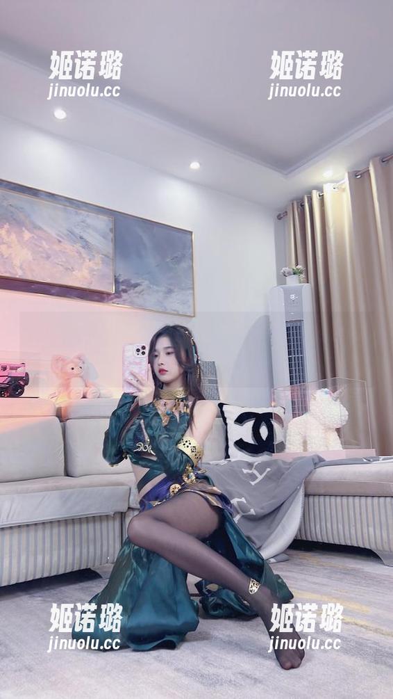 小小奶瓶儿 瞧瞧!小小奶瓶儿的最新原图,办公室别有风味!