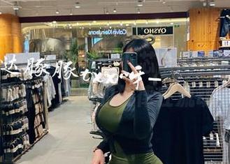 微密圈 - 精选作品：小芯酱的美足，宛如画面中无形的旋律在流动。
