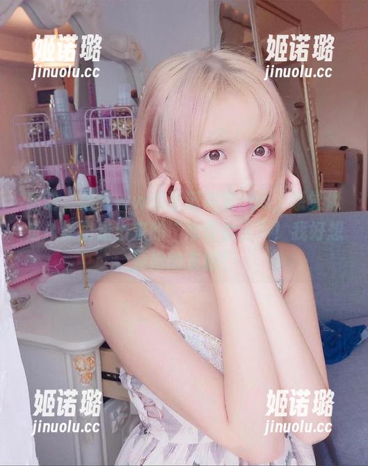 哈哈，念雪ww的圣诞高清cos，感觉像是从梦里走出来的“冰雪女王”！我好想要她的衣服！