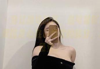 微密圈 - 穿过操场的风，是可馨吖的校园写真，原图是心底最柔软的部分，悠荡的感觉。