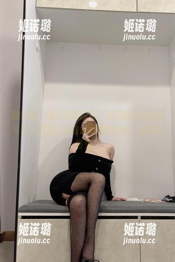 是可馨吖 微密圈 - 穿过操场的风,是可馨吖的校园写真,原图是心底最柔软的部分,悠荡的感觉。