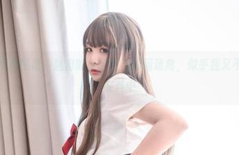 是青水的写真图册，魅魔的身影在光影间迷离，似乎我又不自禁沉沦在其中