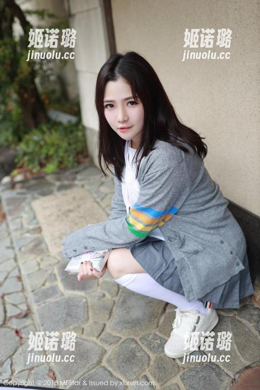 模范学院 - 来自韩好甜的高跟鞋，图片合集：远距的风，只陪着她的鞋尖轻触地面。