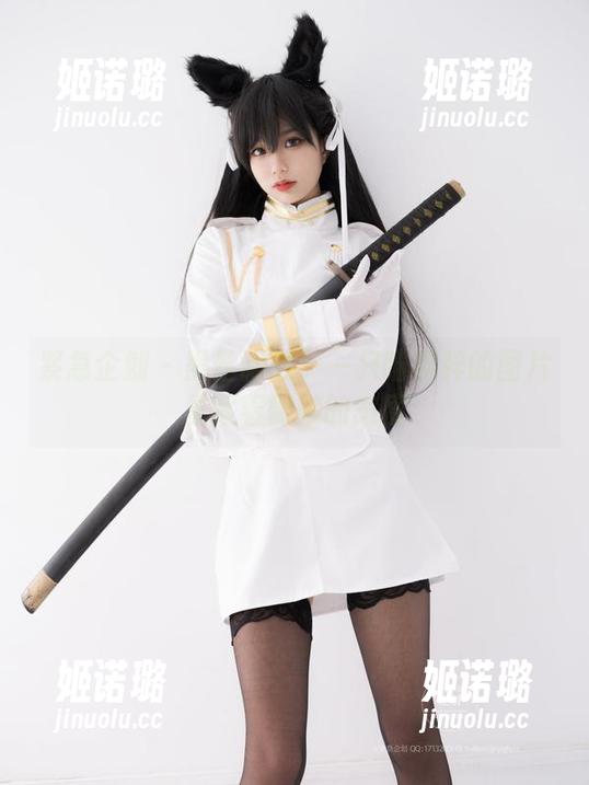 紧急企划 - 黑丝制服：一只喵喵梓的图片里藏着微妙的态度