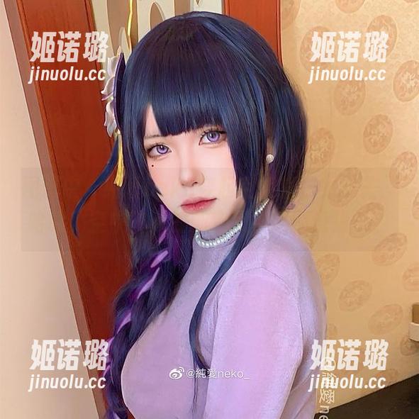 图册中，纯爱neko穿起空姐制服的样子，哈哈，空中飞人的新定义？还是说错了？