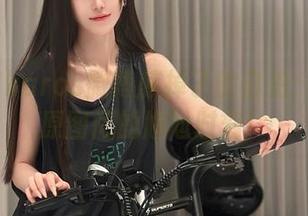 腐团儿Ikaros微博藤掉了的自拍：精选和原图间的尴尬时刻！