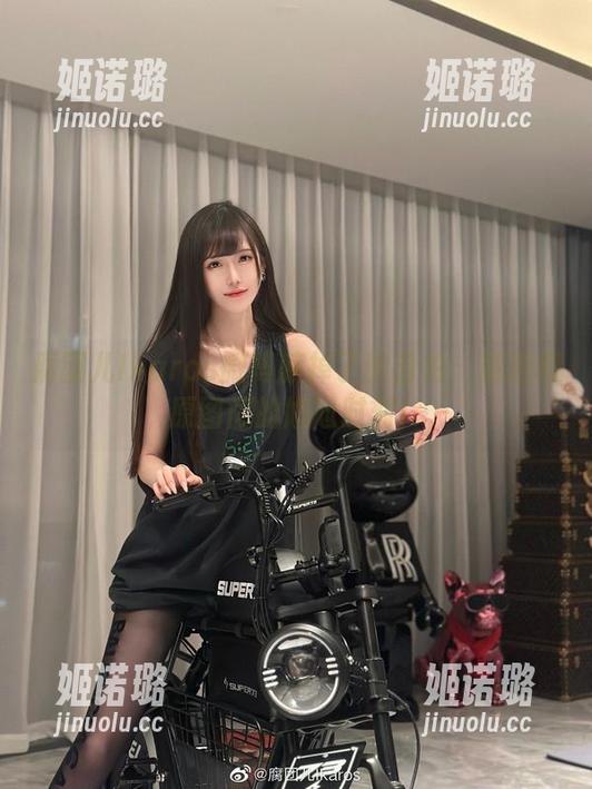 腐团儿Ikaros 腐团儿Ikaros微博藤掉了的自拍:精选和原图间的尴尬时刻!