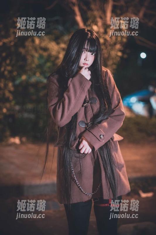 孤独的玛丽，落落Raku的图集，在书架前迷失的时刻