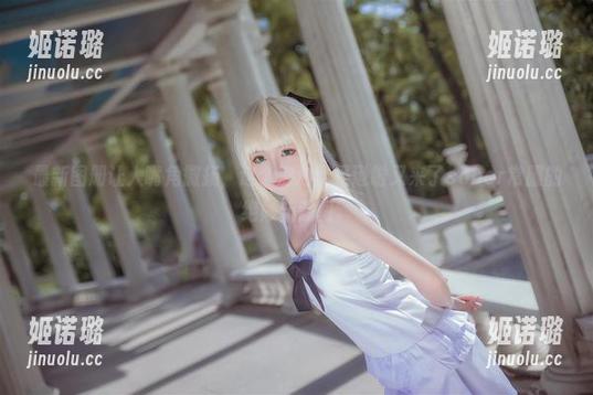 最新图册让人嘴角微扬，这个泡泡就是逊啦又来了saber常服的绝妙新截图。