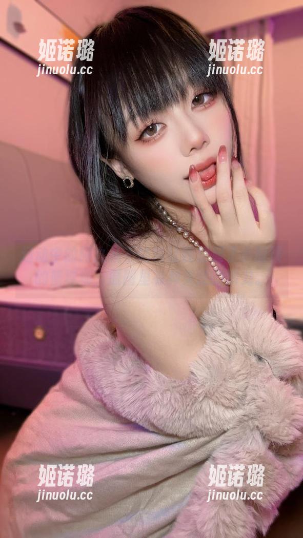 运动中的阿九从不咕咕让我想起了小时候的篮球场，原图里有种久违的活力。