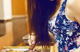 青豆客 - 白一晗女仆写真，看得我都想问：“这是在哪找的模型？”