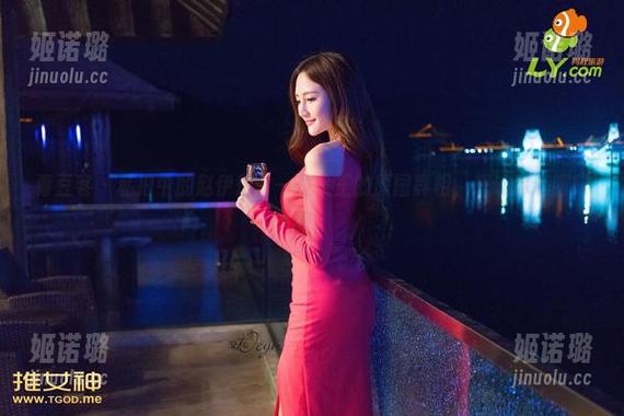 青豆客 - 私拍中的赵伊彤：一位女王的原图真相，想让你心服口服。