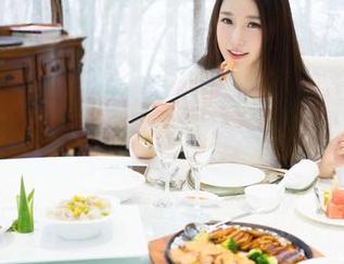 魅妍社 - 王婉悠Queen的长腿，图集里仿佛在悄悄串门子，讨论些不太正经的事情。