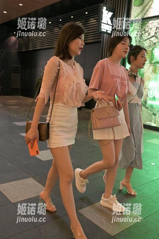 魔镜街拍 - 婷婷把寒风变成圣诞梦：图集里的肉丝诱惑