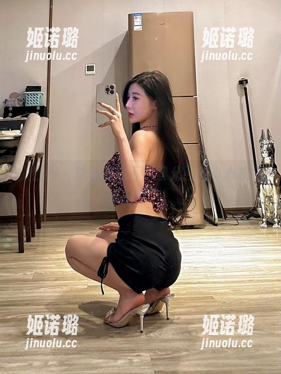 微密圈 - 粉色背景下，黎允熙的小心机全被拍到了。